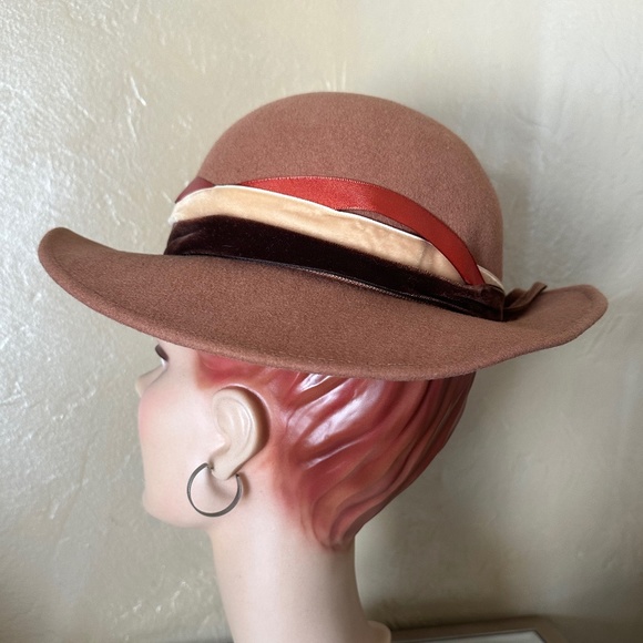ELEGANT VINTAGE LIGHT BEIGE FELT FEDORA WITH MULTICOLORED RIBBON BAND main image 9